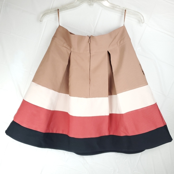 Zara Basic Pleated Skirt - Picture 2 of 9